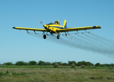 En la Unión Europea ya se prohibieron las fumigaciones aéreas