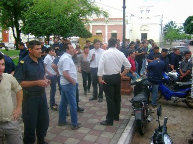 Policías autoconvocados en la Plaza. Fuente: El Ojo mirador.