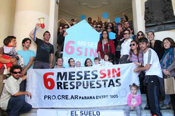 Se realizó una protesta e intervención urbana de beneficiarios Procrear&nbsp;Paraná