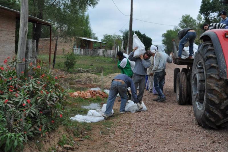 Pescadores de «Bajada Grande» ubicaron bolsas de arena para atenuar el avance del&nbsp;río