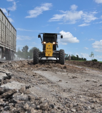 Realizan tareas de mantenimiento en caminos y rutas de&nbsp;Feliciano