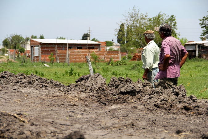 Vecinos inundados a causa del relleno de una&nbsp;laguna