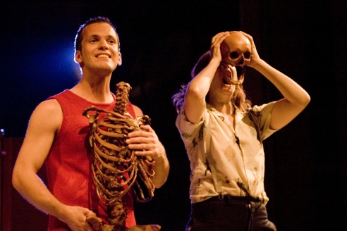 presentación de Amarillos Hijos, la obra que propone el Teatro del Bardo. La función será este sábado, a las 21, en el Centro Cultural y de Convenciones La Vieja Usina.