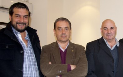 Ledesma en el centro, junto a los diputados provinciales Pablo Mendoza (izquierda) y Juan Navarro (derecha)