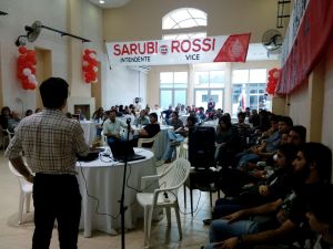  a su compañero de fórmula,