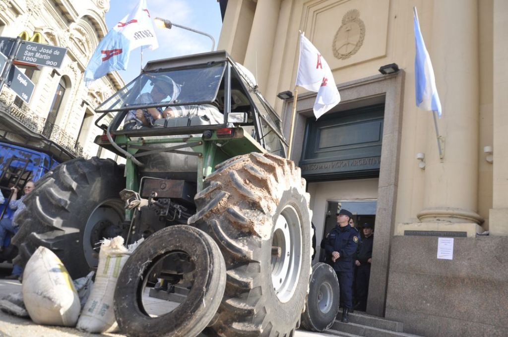 Ruralistas se manifestaron en el Banco Nación de&nbsp;Paraná