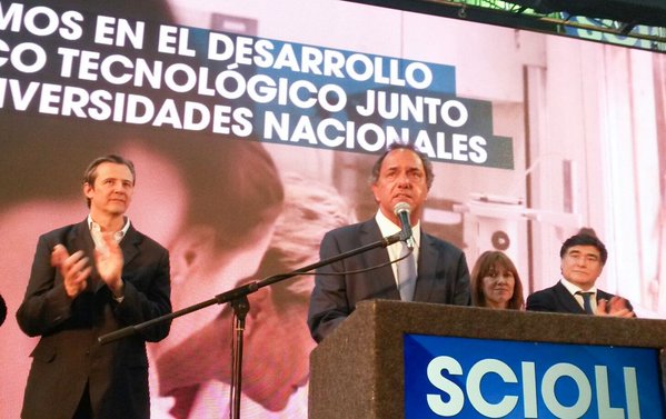 Los jóvenes «son el gran presente y tienen que salir a defender este&nbsp;país»