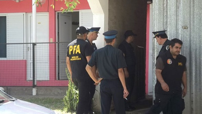 En un operativo antidrogas de la Policía Federal fueron detenidas tres personas en un hotel de la ciudad de Federal donde se hospedaban, con un cargamento de más de 500 kilos de marihuana