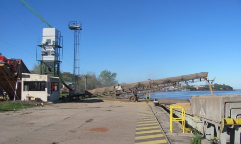 Nuevos embarques de soja en el Puerto de La Paz.