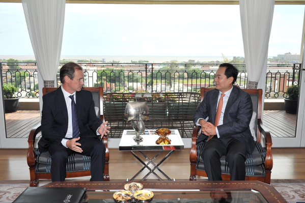 Bordet con embajador Yang&nbsp;Wanming