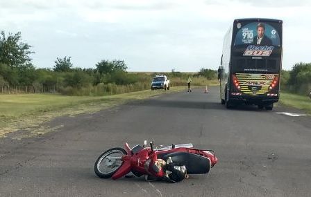 Ruta 6: motociclista cayó tras rozar&nbsp;colectivo