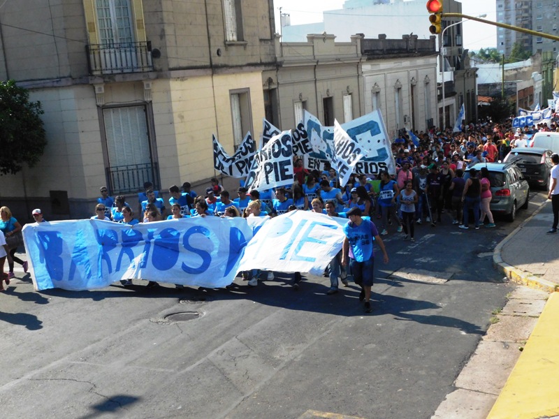movilizacion 27 4 barrios de pie parana.jpg