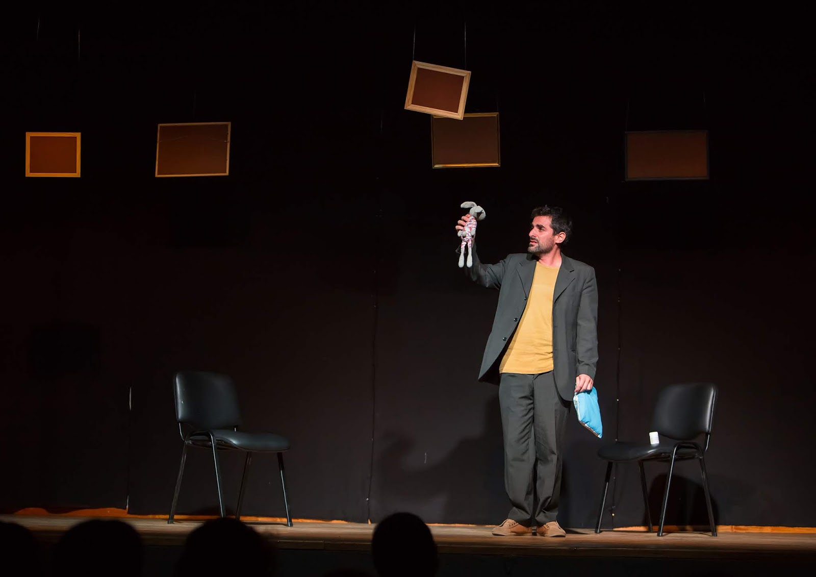 actuar como loco teatro