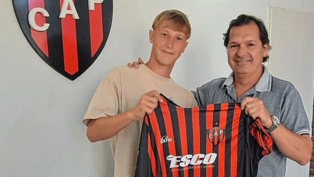 Ignacio Giacinti firmó su primer contrato profesional. El delantero forma parte de la pretemporada que está realizando el plantel de Patronato.