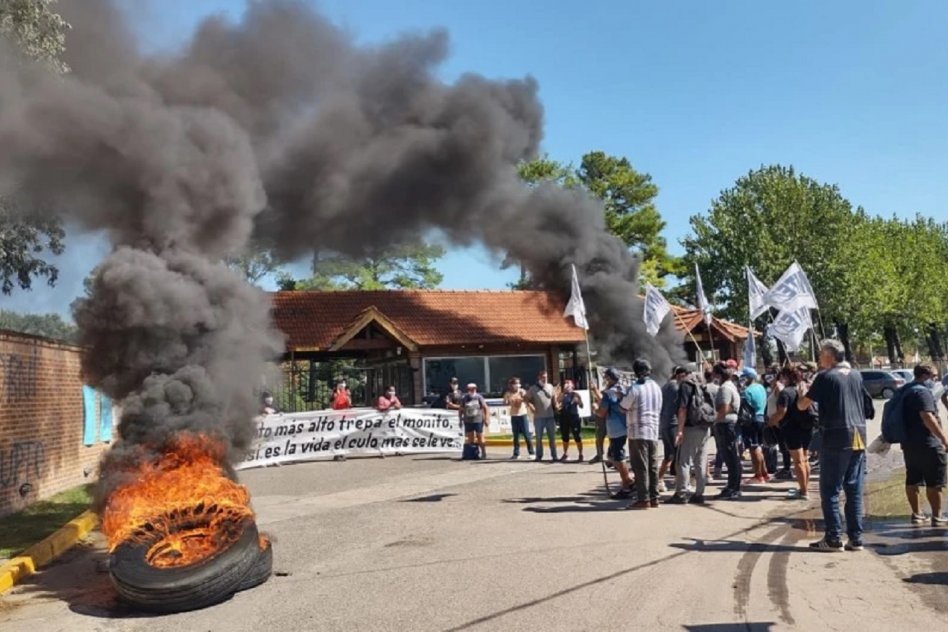 Escrache a Adorni en el&nbsp;country