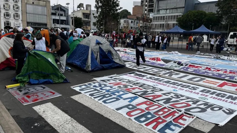 Acampe docente frente a&nbsp;Legislatura