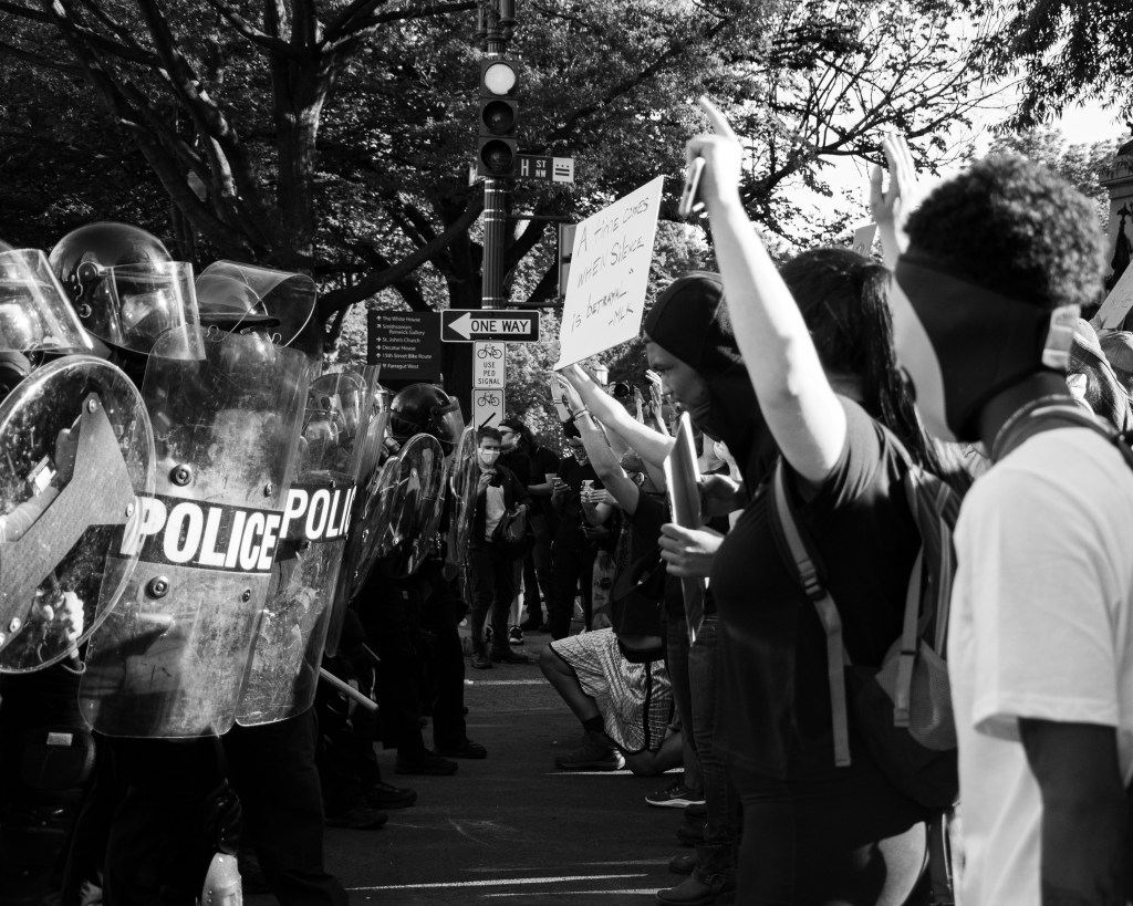 Las protestas por recortes se multiplican, y la agenda pública se mueve en la calle