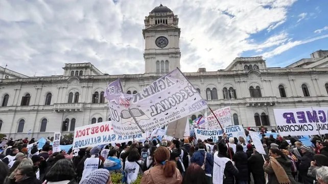 Importante movilización a Casa de Gobierno